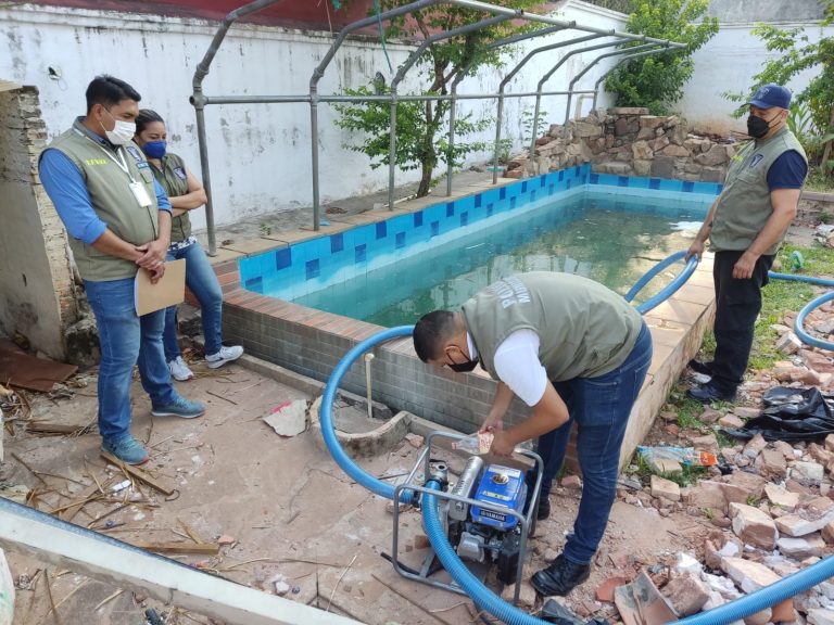 Otra piscina abandonada intervenida en el barrio Mburucuya por Vigilancia Municipal, para lograr “Verano sin dengue” en Asunción
