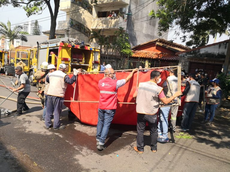 Municipalidad de Asunción apoyó tarea de los bomberos voluntarios en siniestro en el depósito textil de la empresa Luomo