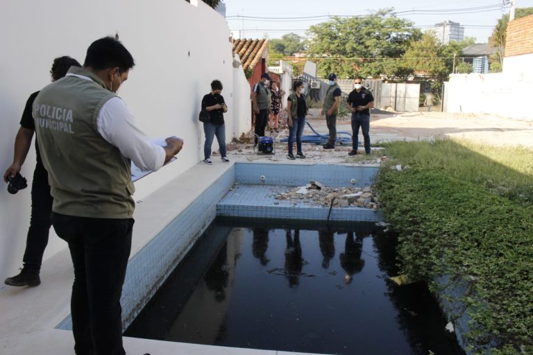 Municipalidad interviene otra propiedad abandonada con pileta colmada de larvas de mosquitos