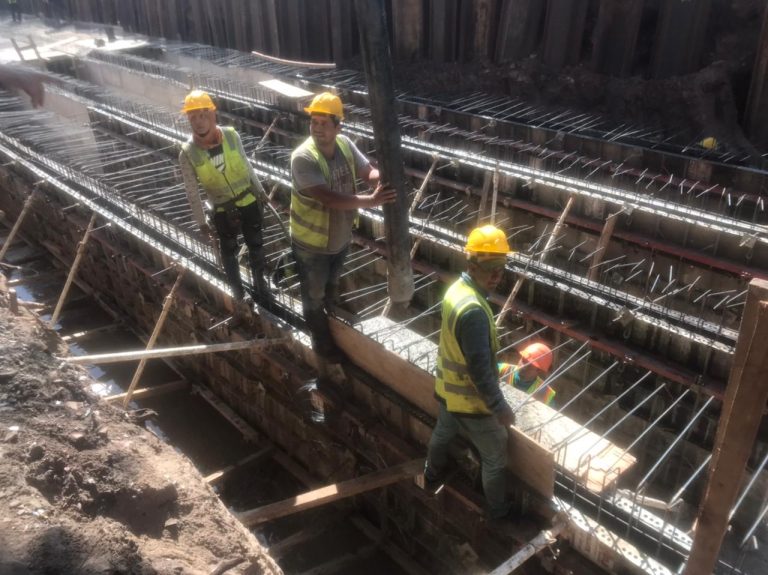 En la avenida Molas López contratistas a cargo de la obra del desagüe pluvial avanzan en la construcción de alcantarilla celular