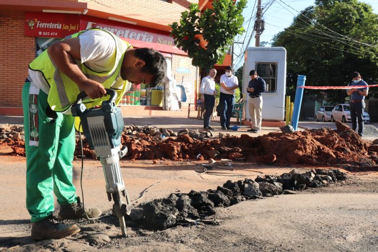 Intendente Rodríguez verificó interconexión de nuevas tuberías de agua potable a la red existente de la Essap en la calle Lillo