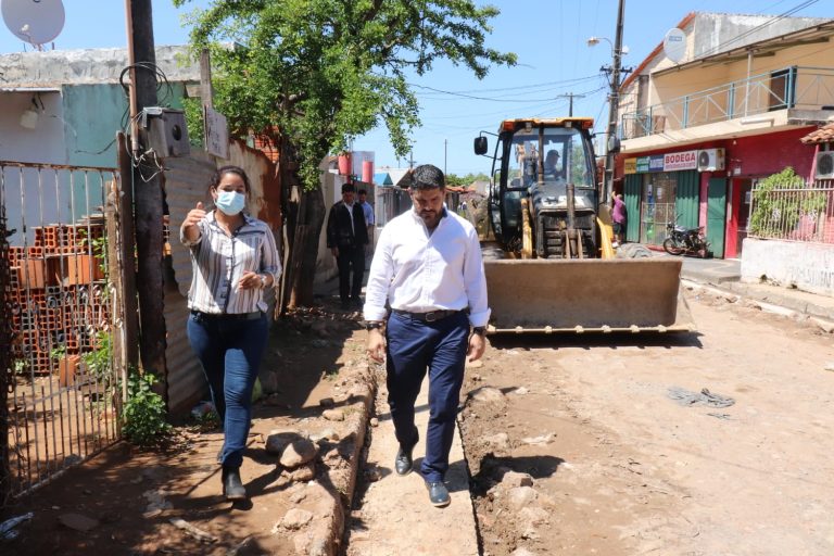 Intendente Rodríguez verificó carga de hormigón hidráulico en cunetas de la calle Capitán Figari en el barrio San Cayetano