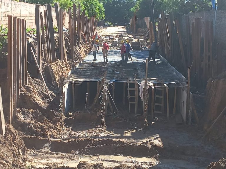 En obra de desagüe pluvial de la avenida Molas López ya se construyeron 380 metros lineales de alcantarilla celular triple