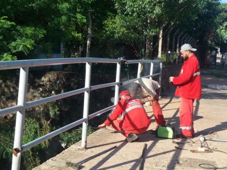 Reposición de barandas metálicas, que se llevó el agua del puente de Artigas sobre el arroyo Mburicaó, está en plena ejecución