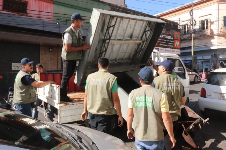 Funcionarios municipales retiraron dos casillas abandonadas del microcentro de Asunción que servían como baño público a marginales