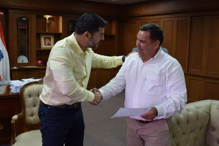 Intendente Rodríguez entregó certificados de reconocimiento a nuevas autoridades del Consejo de Coordinadoras de Comisiones Vecinales