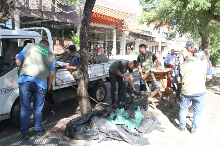 Funcionarios municipales retiraron elementos para la venta encadenados por árboles de la avenida Carlos Antonio López