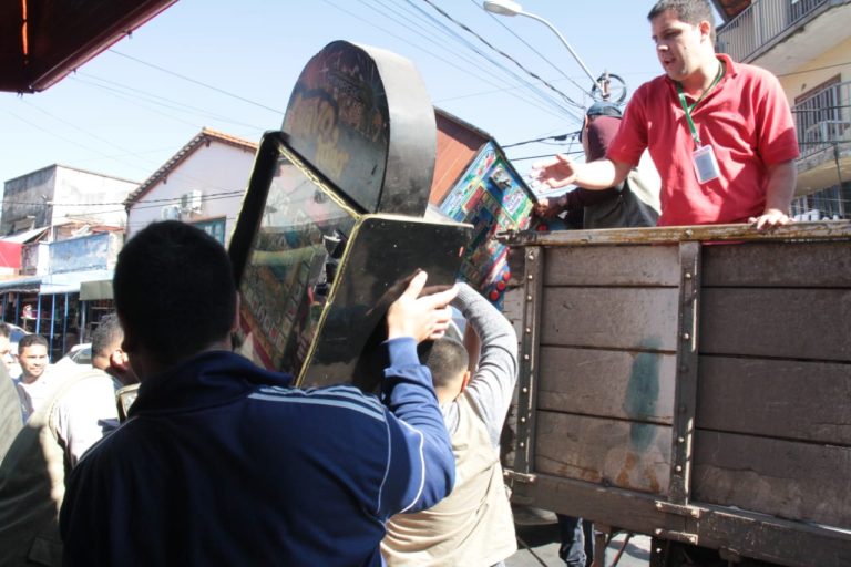 Exitoso operativo de incautación de maquinas tragamonedas  colocadas en forma clandestinas en el mercado municipal Nº 4