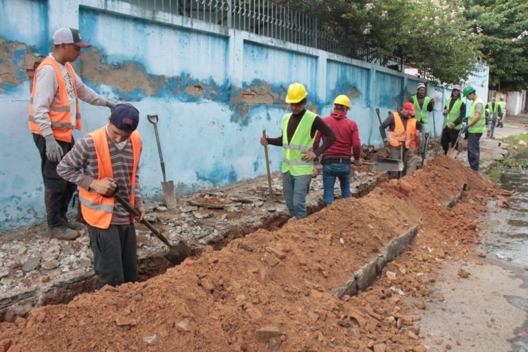 Traslado de caños de agua a veredas en Isabel La Católica, donde se construirá obra de desagüe pluvial, avanzó en unos 300 metros