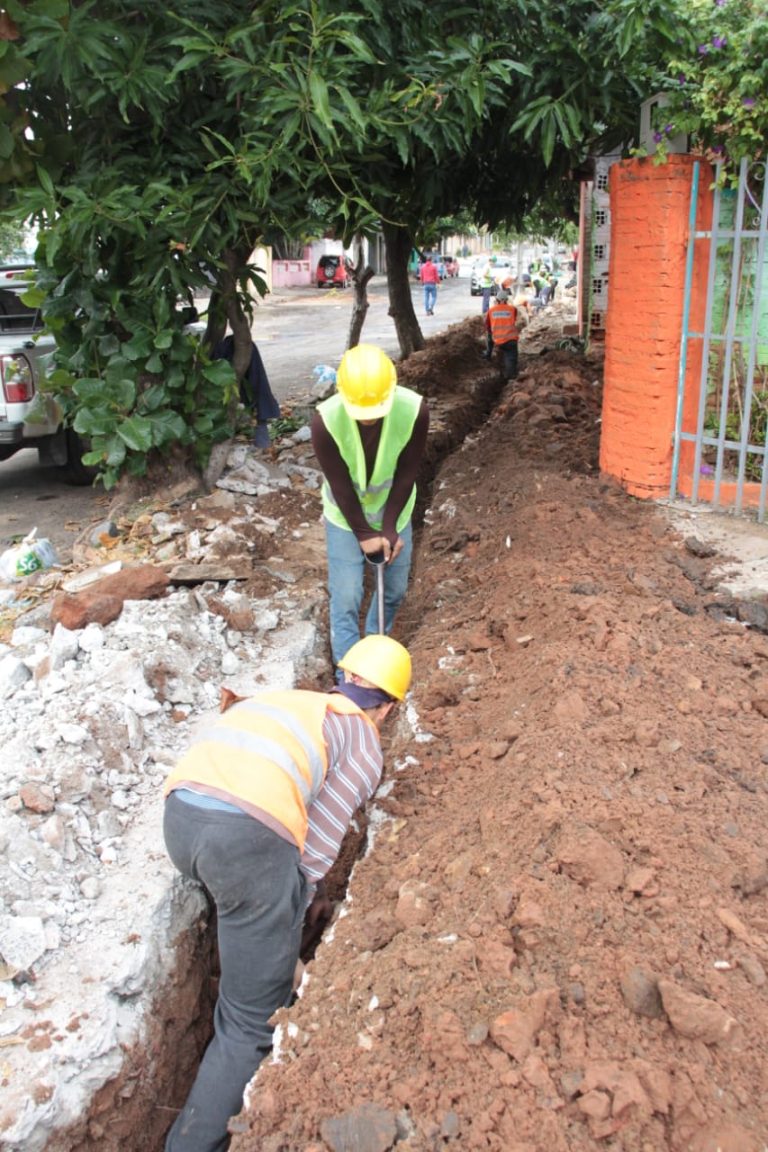 En la calle Isabel La Católica ya se renovaron 700 metros de cañerías del agua potable de la ESSAP