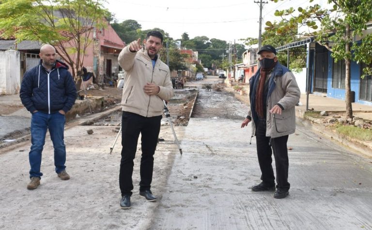 Intendente Rodríguez verificó la ejecución del pavimento de hormigón hidráulico en la calle 33º Proyectada del Bañado Sur