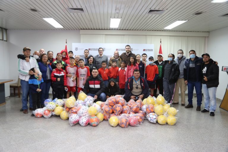 Empresa comercial de plaza dona 100 balones para las escuelas de fútbol de la Municipalidad de Asunción, llenando de alegría a los integrantes de estas escuelas