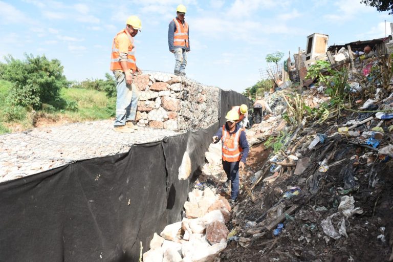 Municipalidad de Asunción con trabajos de construcción de muros en márgenes de arroyos