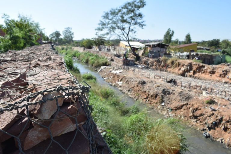 Prosigue construcción de muros de caja de gaviones en el arroyo Ferreira