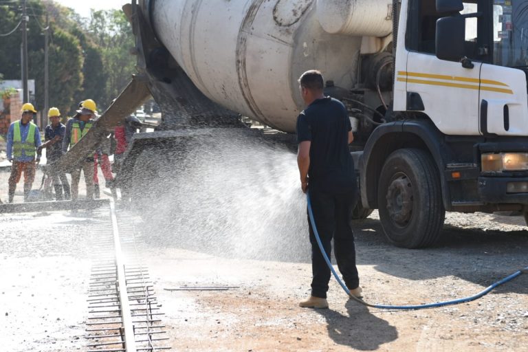 Se van completando tramos con pavimento de hormigón hidráulico en la avenida Molas López