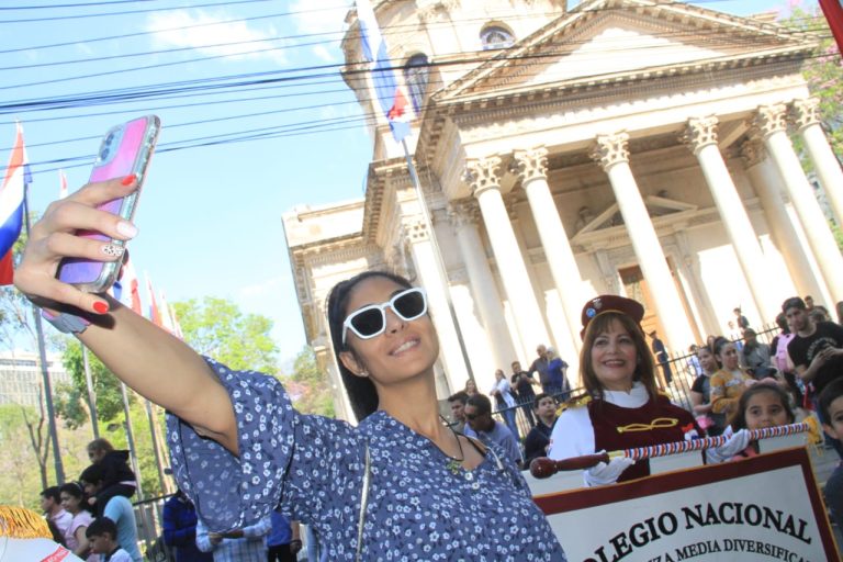 Colorido y emotivo desfile estudiantil con multitudinaria presencia ciudadana dio el marco soberbio a los festejos del 485º aniversario de fundación de Asunción