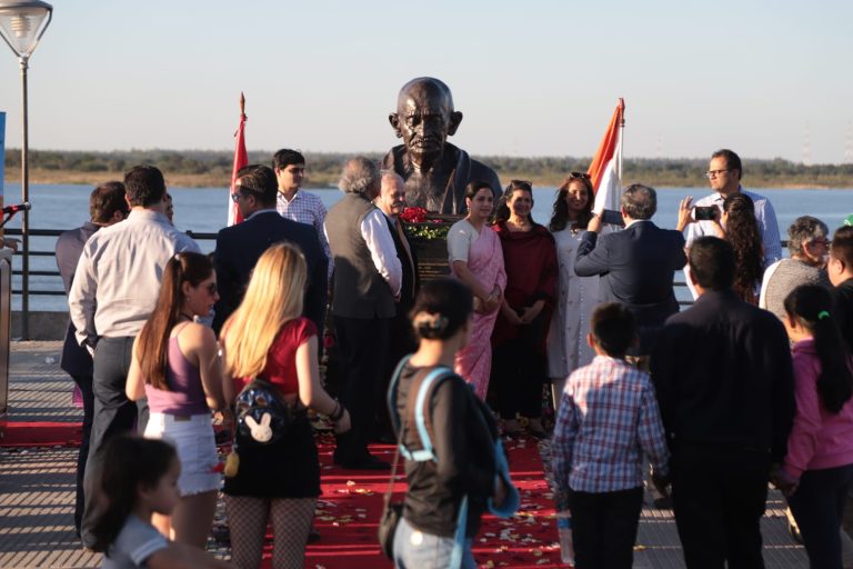 Adalid de la Paz Mundial tiene su busto en la Costanera de Asunción