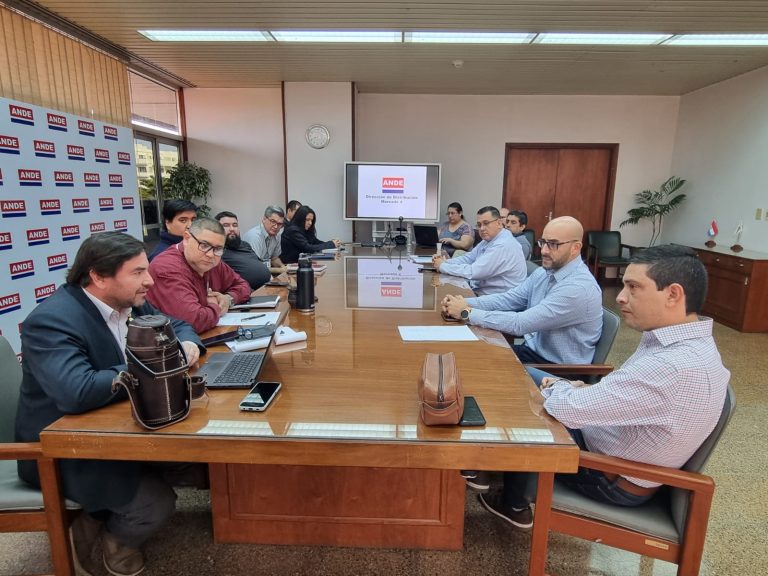 Autoridades municipales se reunieron con técnicos de la ANDE y del Cuerpo de Bomberos de Asunción para tratar sobre prevención de siniestros en el Mercado 4
