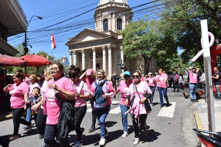 Una calle Palma llena de color y alegría recibió al Octubre Rosa