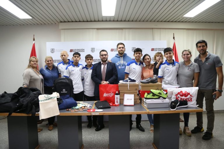 Jóvenes reciben el apoyo de la Municipalidad de Asunción y de particulares para el intercambio deportivo y cultural a realizarse en Chiba, Japón