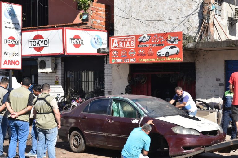 Funcionarios municipales despejaron veredas ocupadas por autopartes de desarmaderos ubicados en un tramo de la avenida Defensores del Chaco