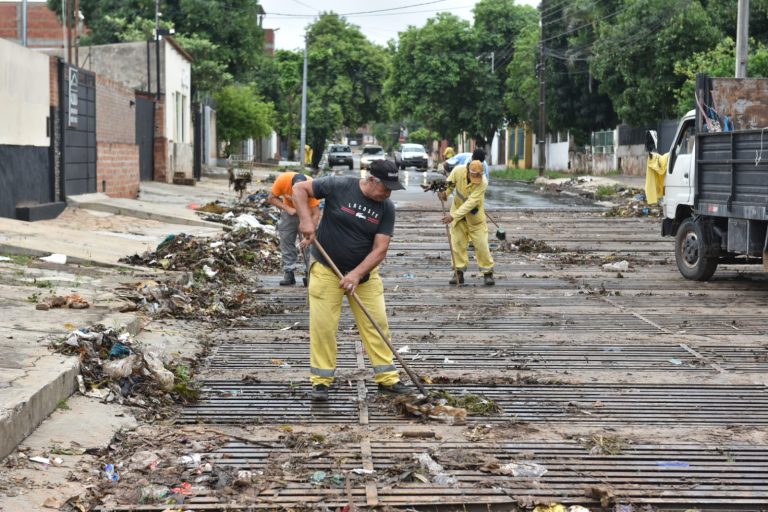 Eficaz y rápida respuesta de cuadrillas del Municipio de Asunción en noche y madrugada de furiosa tormenta con fuertes vientos que dejó sin techo a muchas familias en el Bañado Norte
