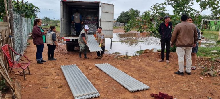 Fuerte Tormenta deja a 177 familias sin viviendas en el bañado sur de Asunción, obreros municipales sigue colaborando para reponer los daños