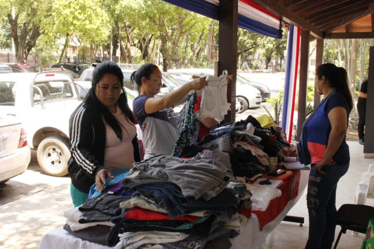 Buena respuesta de compradores tuvo la Feria de Emprendedores en el Centro Municipal Nº 7 del barrio Las Mercedes