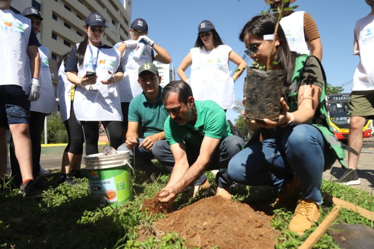 Más de un centenar de arbolitos fueron plantados sobre la avenida Santa Teresa para fortalecer el Corredor Verde Biocultural de Asunción