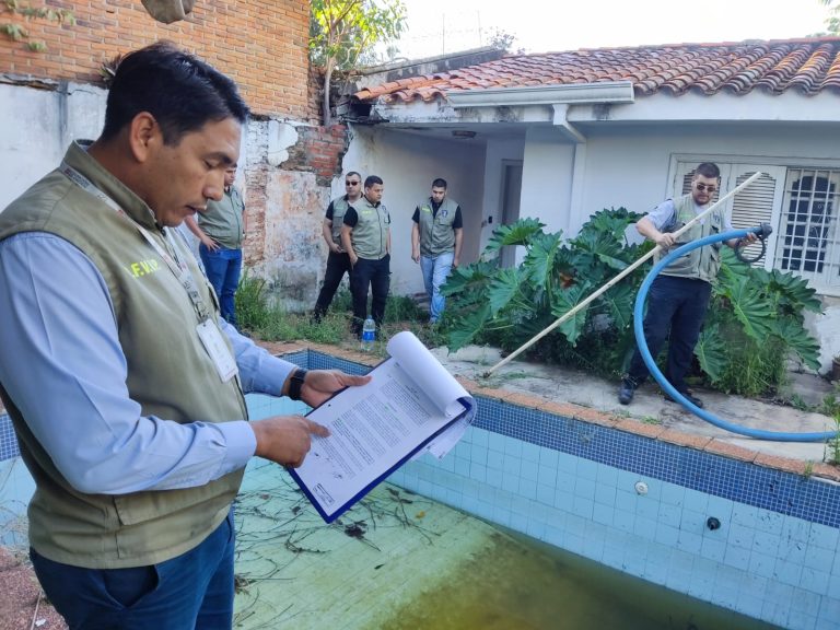 Policía Municipal de Vigilancia intervino piscina de una lujosa vivienda, llena de mosquitos portadores de dengue, en el barrio Las Carmelitas