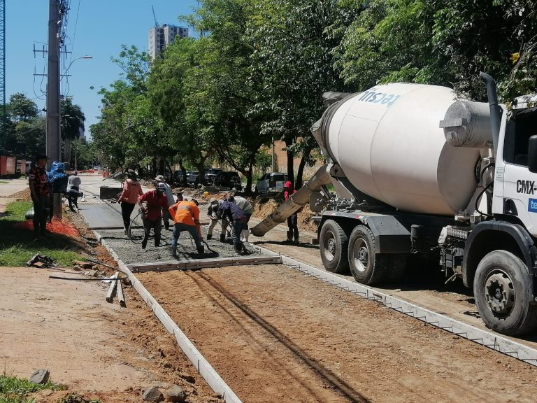 En Molas López hacen cargamento de pavimento de hormigón hidráulico, para llegar a Julián Alarcón, en el lado Norte, donde faltan 45 metros
