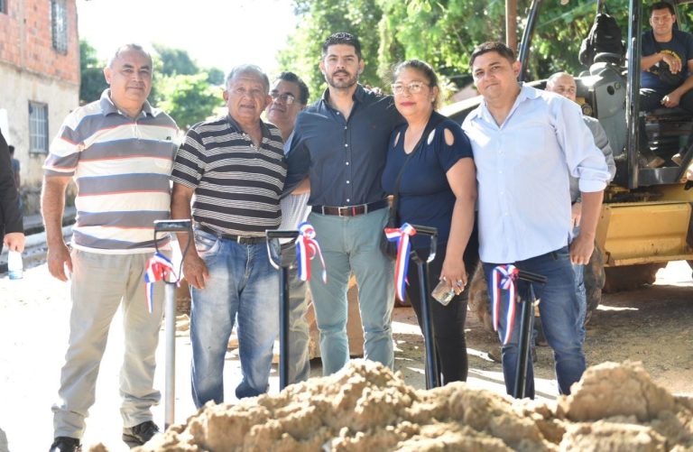 Intendente de Asunción dio la palada inicial para la obra de desagüe pluvial y mejoramiento vial de la cuenca de Rocío Cabriza