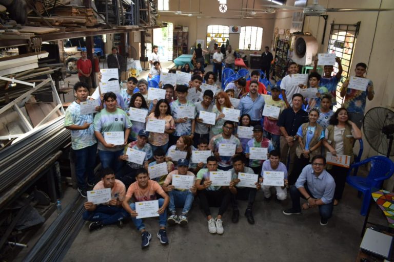Intendente Rodríguez entregó certificados a 39 jóvenes que se formaron en diferentes oficios en la Escuela Taller de Asunción