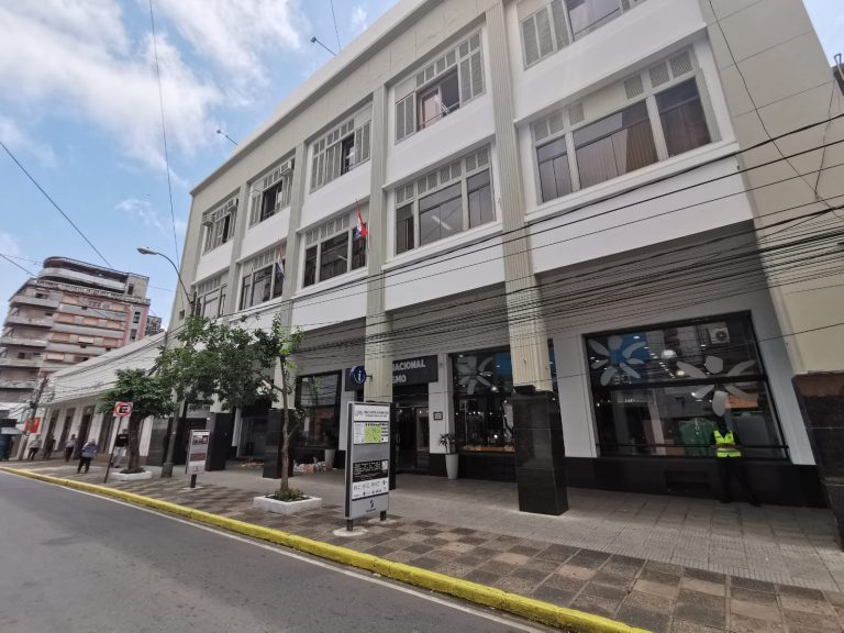 La Casa Rius y Jorba, hoy sede de SENATUR, trajo a la Asunción de la Posguerra del 70 la moda de los grandes almacenes de compras