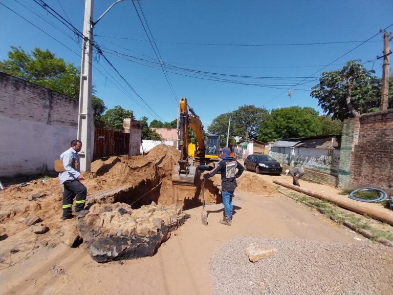 En la calle Isabel La Católica iniciaron excavaciones para avanzar en la colocación de los colectores cloacales prefabricados