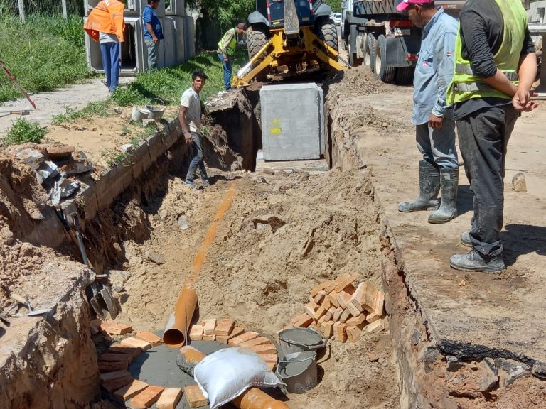 En Molas López comenzó excavación para construcción en el lugar de alcantarillas celulares en el trayecto del desagüe  pluvial hasta San Martín