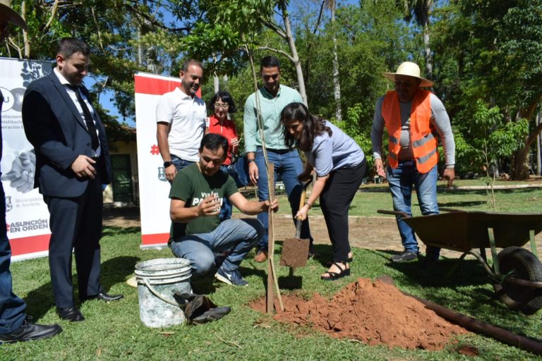 Embajada del Reino de España  donó especies arbóreos a la comuna que fueron plantados en el Parque Bernardino Caballero