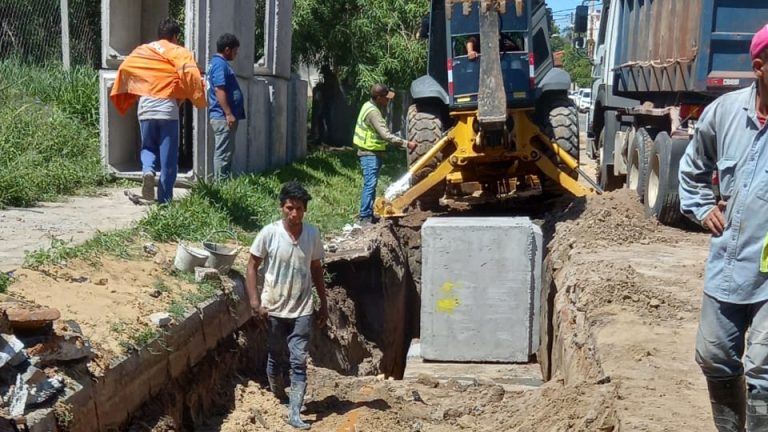 Continúan trabajos para encauzar aguas de lluvia que vienen de un brazo de Julián Alarcón para llegar a tuberías del desague pluvial de Molas López 