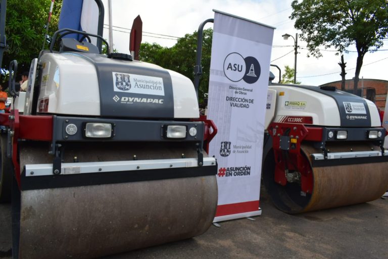 Intendente Rodríguez entregó 2 nuevas compactadoras para Vialidad que permitirán aumentar capacidad de reparación de calles en Asunción 