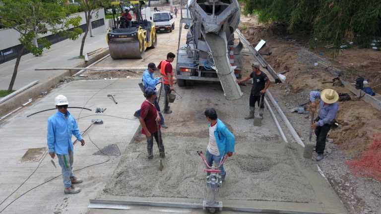 Suman y siguen los avances en obras del desagüe pluvial en la avenida Molas López 