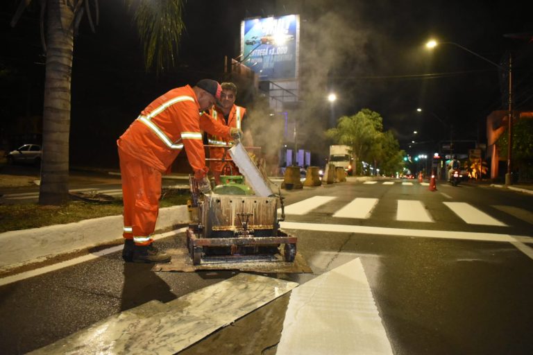 Calles y Avenidas de Asunción con nuevas señalizaciones verticales y horizontales, trabajos se realizan en horario nocturno para no molestar a la ciudadanía?