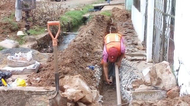 El proyecto de desagüe pluvial de la cuenca de Rocío Cabriza avanza con el cambio de cañerías del agua a veredas en Tte. Narváez 
