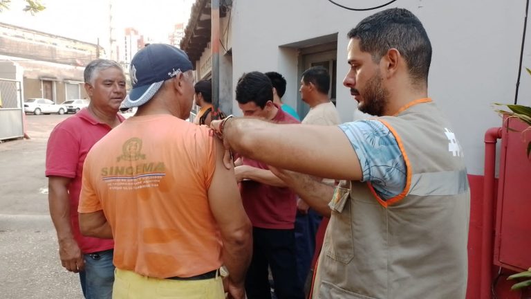 Municipalidad vacuna a funcionarios de Aseo Urbano contra el Covid-19 y tétanos