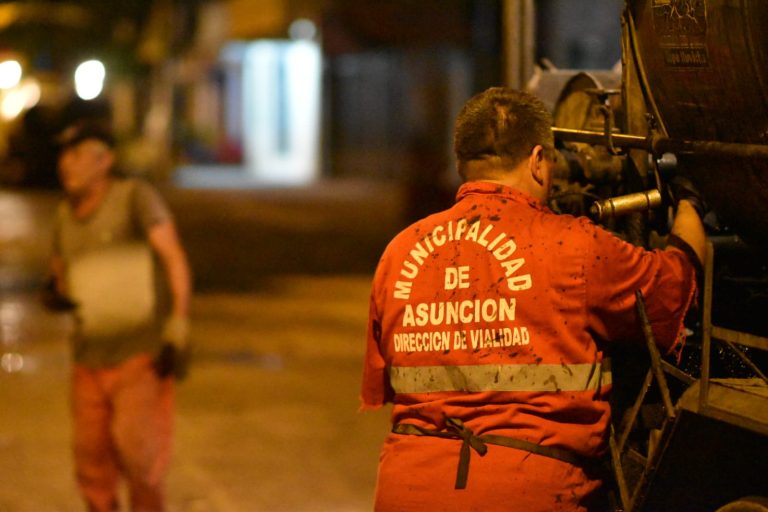Intendente de Asunción recorrió la calle Rafael Barret del barrio Villa Aurelia donde se hará una regularización asfáltica 