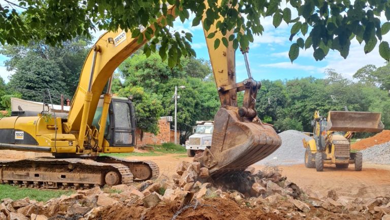 Para canalización de las aguas de lluvia de la cuenca de Rocío Cabriza y otras calles iniciaron las excavaciones en la desembocadura del Mburicaó