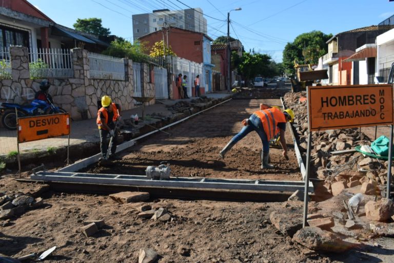 En cuatro cuadras de la calle Dr. Bartolomé Coronel del barrio San Antonio colocan pavimento de hormigón hidráulico para volverla transitable en todo tiempo