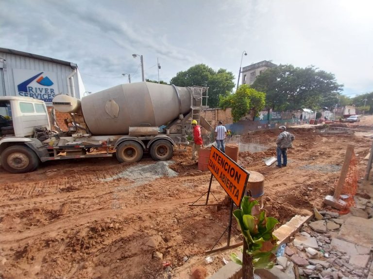En proyecto del desague pluvial de la cuenca de Isabel La Católica suman esfuerzos para conectar viviendas a la nueva red cloacal  