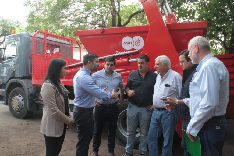 Comuna recibió 50 contenedores y un camión en donación para mejorar la gestión de los deshechos