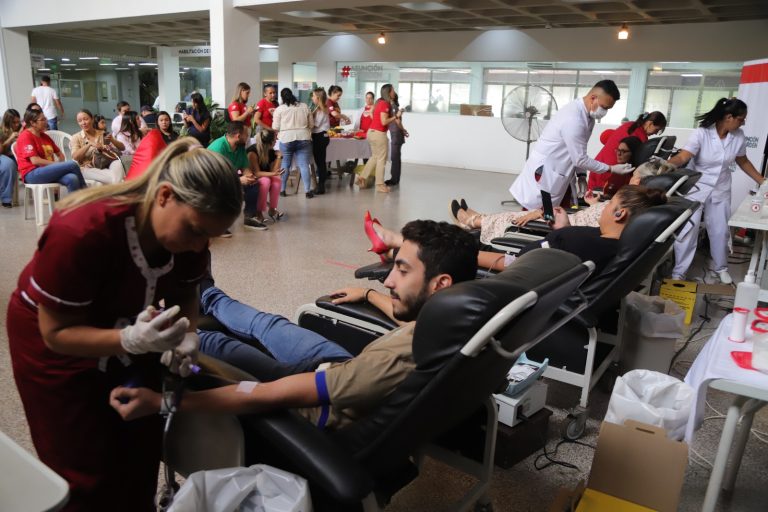 Intendente Rodríguez recibe reconocimiento del Hospital de Clínicas por apoyo a Jornadas de Donación de Sangre