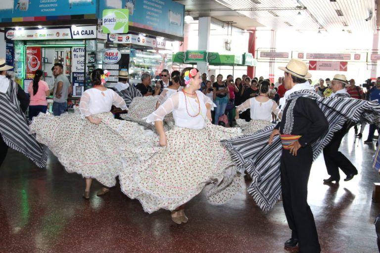 “Folklore Viajero” bienvenida musical en la Estación de Buses de Asunción para los que van al interior en Semana Santa